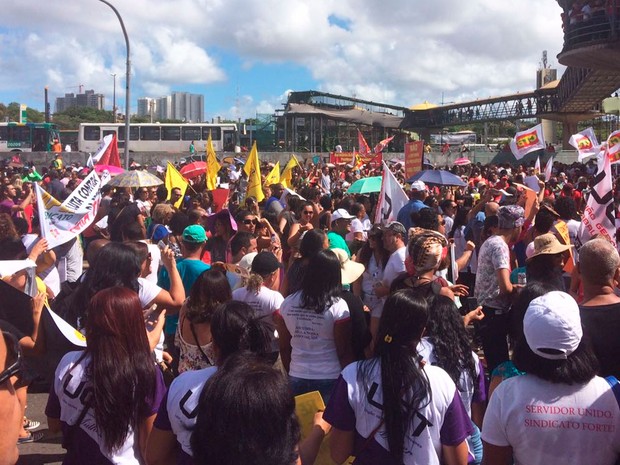 Protesto na Avenida ACM, em frente ao Shopping da Bahia, em Salvador (Foto: Henrique Mendes/G1)