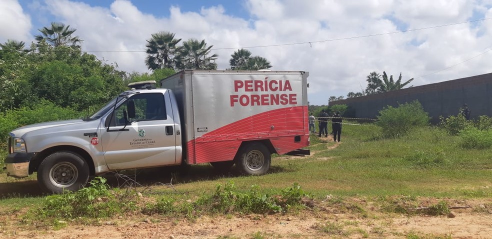 Corpo do jovem foi encontrado na comunidade dos Macacos, em PajuÃ§ara, no MaracanaÃº.  â€” Foto: LeabÃ©m Monteiro