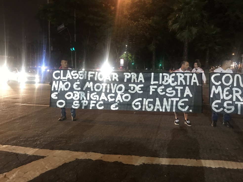 Protesto de torcedores do São Paulo na porta do Morumbi — Foto: Eduardo Rodrigues
