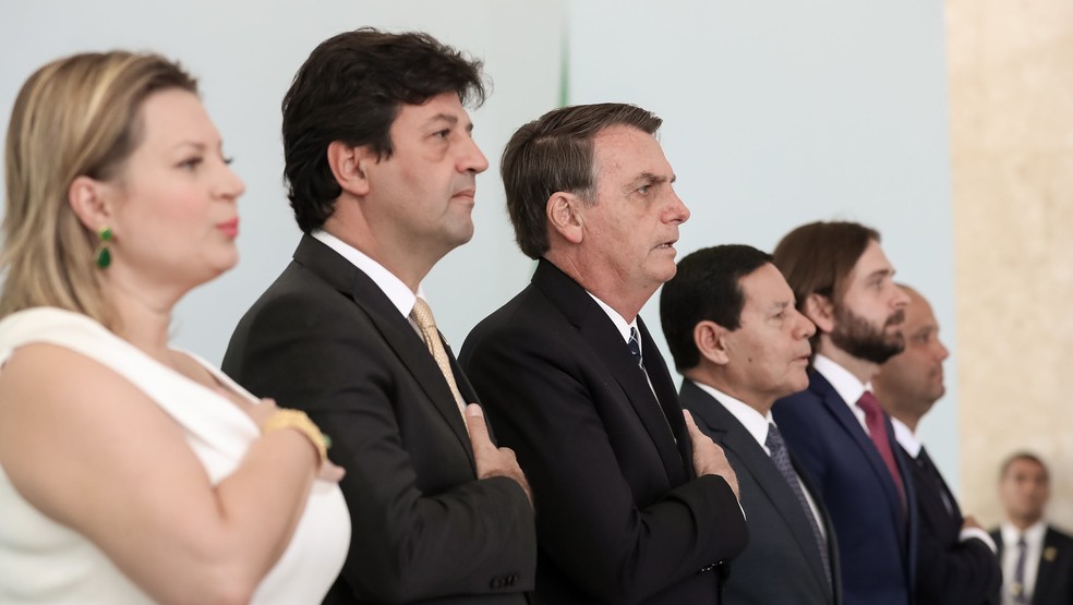 O presidente Jair Bolsonaro e o ministro da Saúde, Luiz Henrique Mandetta, ao lado de parlamentares e outras autoridades na Cerimônia de lançamento do programa Médicos pelo Brasil, no Palácio do Planalto. — Foto: Marcos Corrêa/ Presidência da República