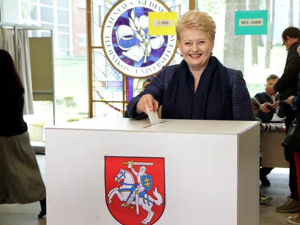 Dalia Grybauskaite, presidente da Lituânia, lança seu voto no primeiro turno da eleição presidencial em Vilnius (Foto: Petras Malukas/AFP)