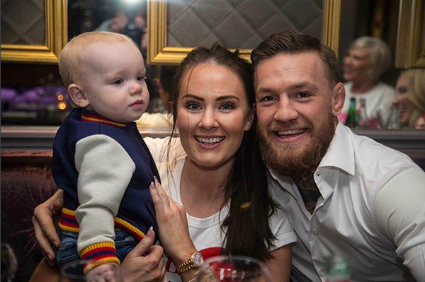 O campeão de MMA Conor McGregor, a esposa e o filho (Foto: Instagram)