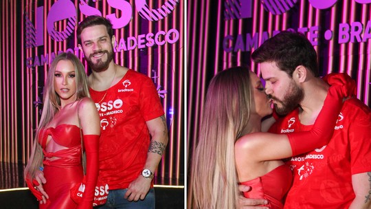 De look a vacuo, Carla Diaz troca beijos com noivo na Sapucaí
