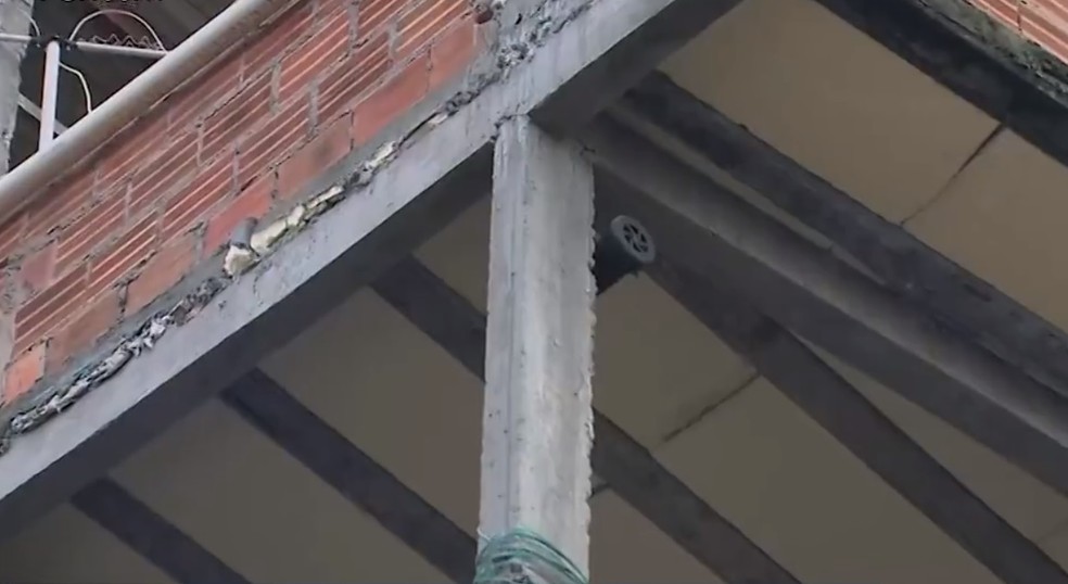 Para evitar que lixo seja jogado em rua, mulher instala sirene em casa para alertar vizinhos sobre chegada de caminhão coletor — Foto: Reprodução/TV Bahia