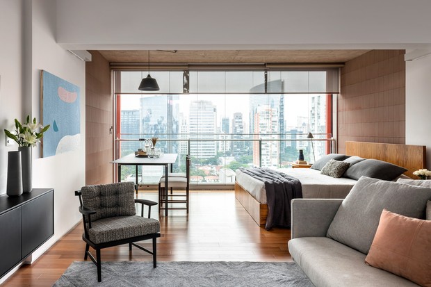 Após reforma, apartamento de 47 m² ganha cama na varanda (Foto: Renato Navarro)