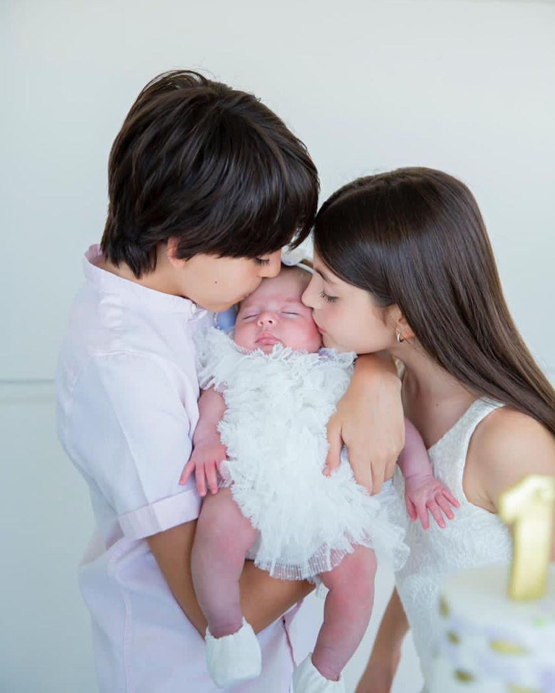 Kaká publicar foto ao lado da mulher e dos três filhos (Foto: Reprodução)