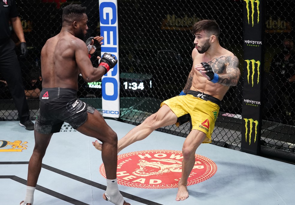 Matheus Nicolau conecta um chute baixo em Manel Kape no UFC Edwards x Muhammad — Foto: Getty Images
