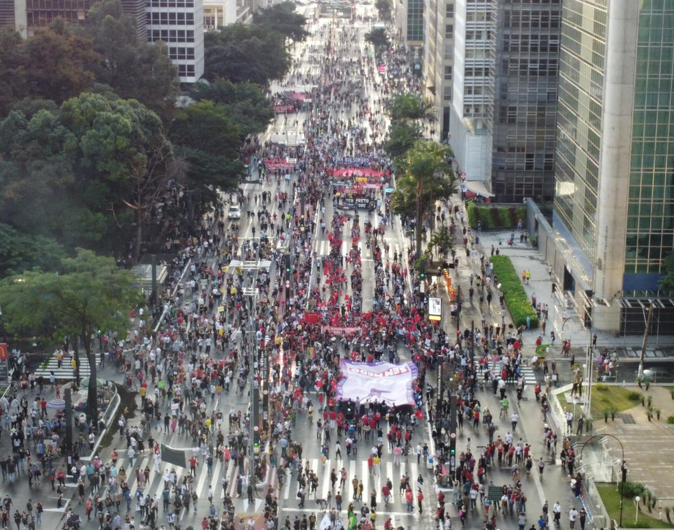 Início do ato na avenida Paulista contra o presidente Jair Bolsonaro neste sábado (29) na capital paulista.  — Foto: RONALDO SILVA/FUTURA PRESS/ESTADÃO CONTEÚDO
