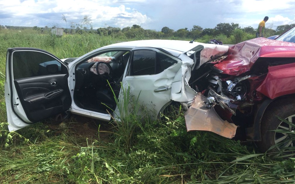 Carro fica com a frente e a parte traseira destruídas após colisão com outros 2 veículos na BA (Foto: Elvis Araújo/Blogbraga)