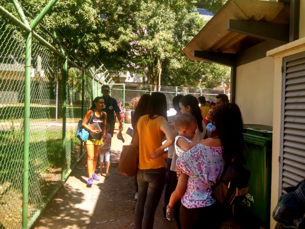 Mulheres com criança de colo e gestantes enfrentavam fila para vacincação (Foto: Bárbara Nascimento/G1)