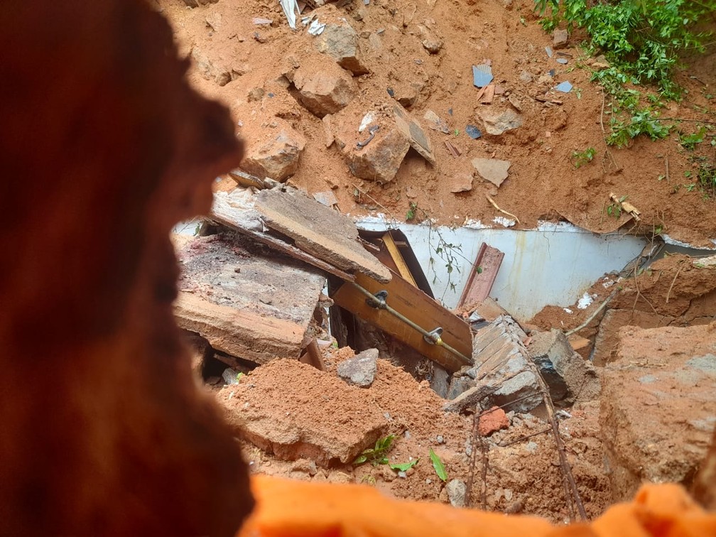 Lama e caixão "invadem" residência em Teófilo Otoni — Foto: Redes sociais 