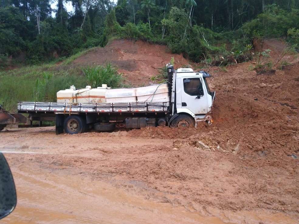 Caminhão impactado por deslizamento de terra em Guaramirim — Foto: Polícia Militar/Divulgação