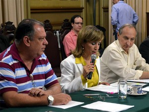 Dárcy Vera (ao centro) anuncia corte de gastos para se adequar à Lei de Resopnsabilidade Fiscal (Foto: Rodolfo Tiengo/G1)