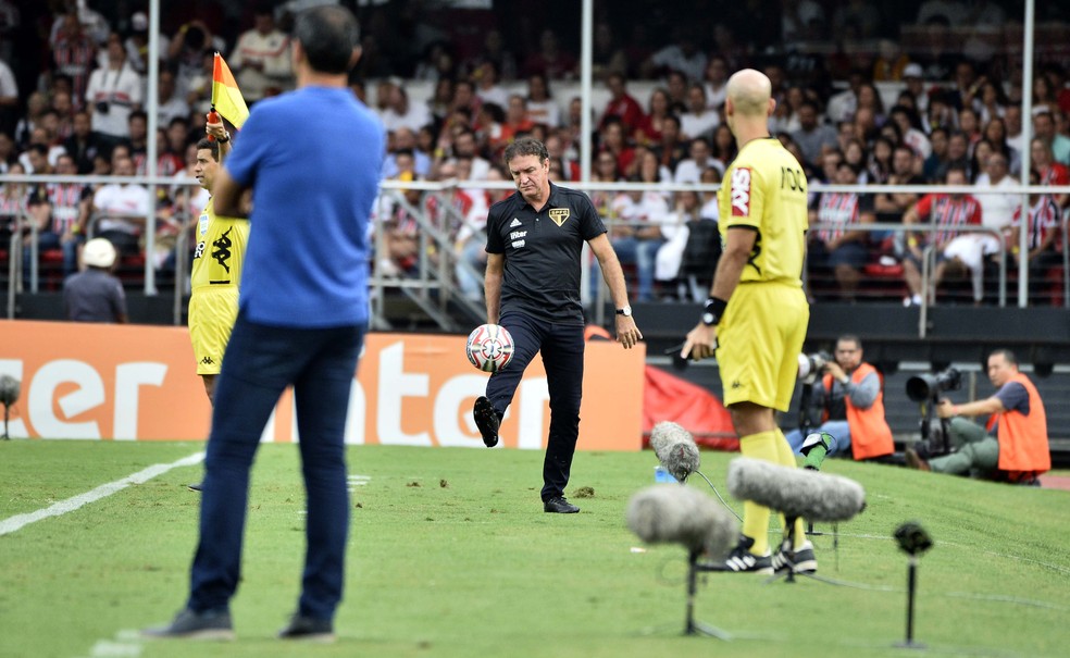 Carille (de costas) e Cuca durante final do Paulistão 2019 — Foto: Marcos Ribolli