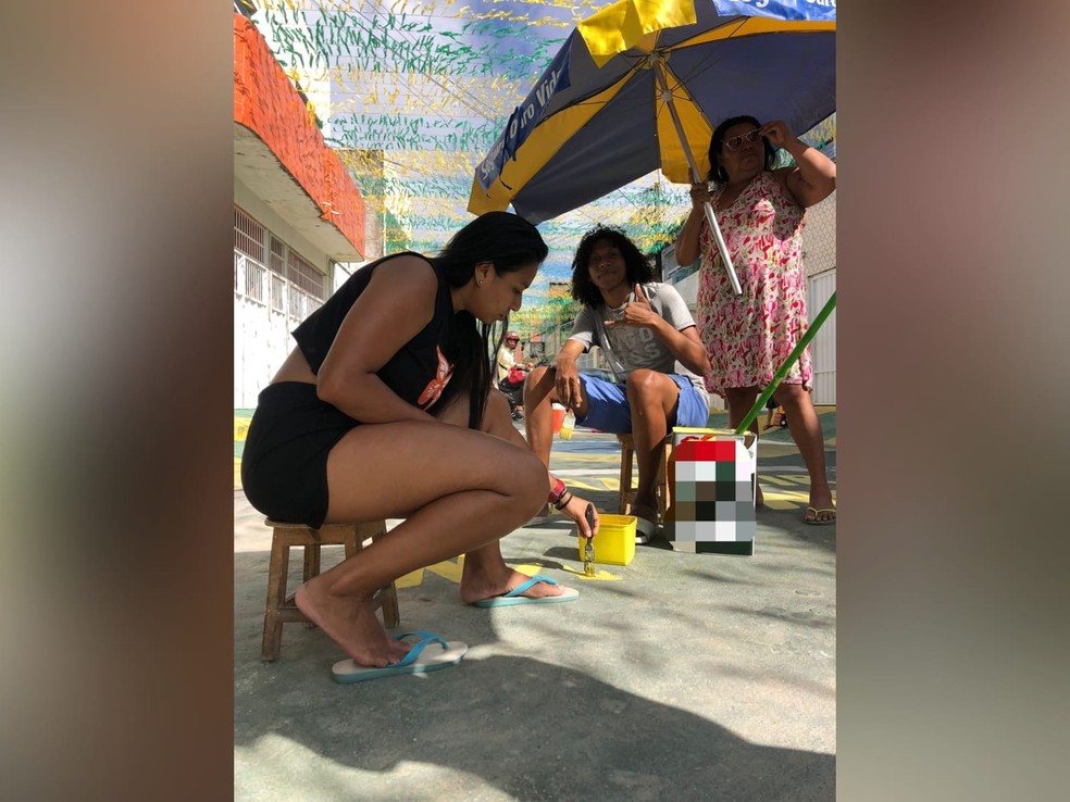 Moradores fazem a decoração da rua para celebrar a Copa do Mundo. — Foto: Reprodução