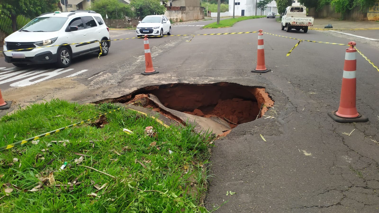 Após forte chuva, cratera é aberta em trecho da Avenida Tancredo Neves em Presidente Prudente