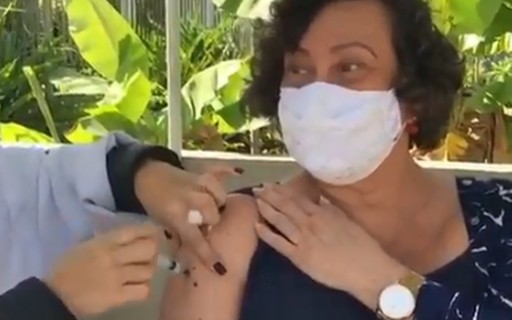 Após internação por Covid, Bárbara Bruno toma segunda dose da vacina