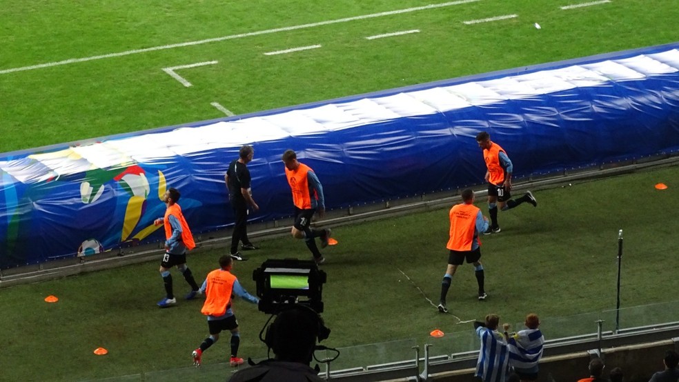 Uruguai precisou mudar o local de aquecimento dos reservas &mdash; Foto: Guilherme Frossard