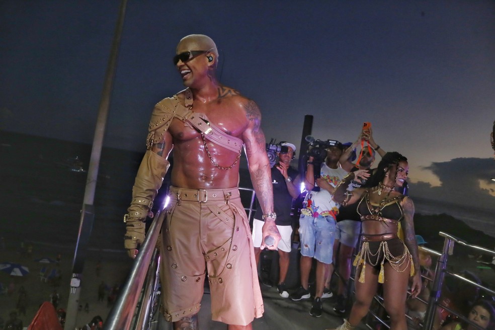 Léo Santana se apresenta no terceiro dia do carnaval de Salvador — Foto: Lív Neves/Ag Haack
