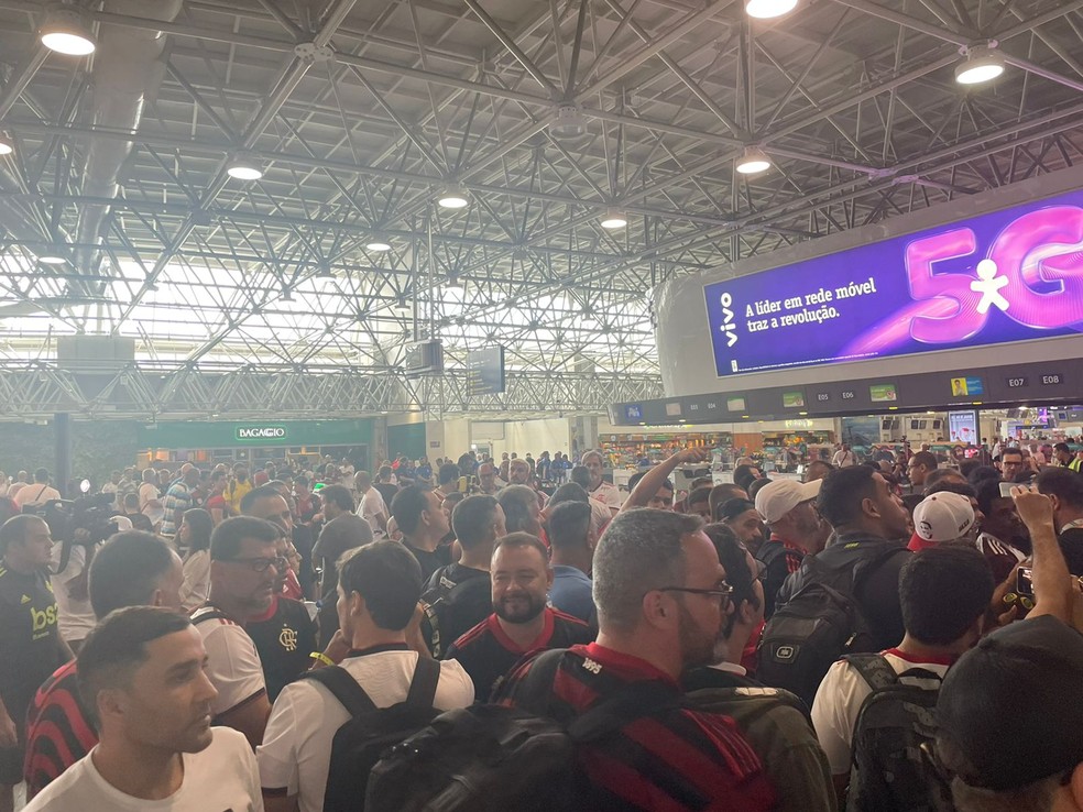 Torcedores do Flamengo sem voo para Guayaquil no sagu&atilde;o do Gale&atilde;o &mdash; Foto: Juliano Lima