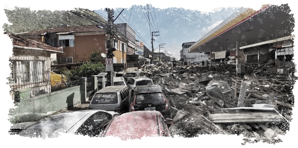 Rua Teresa ficou obstruída com carros arrastados pelo temporal em Petrópolis — Foto: Marcos Serra Lima/g1