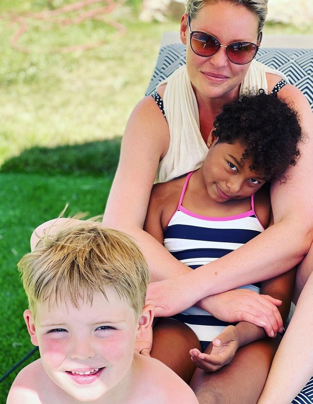 Katherine Heigl com os filhos, Joshua Bishop e Adalaide (Foto: Reprodução/Instagram)