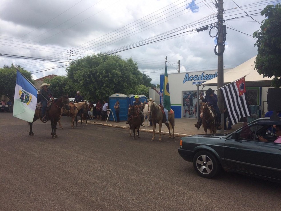 Homens montados a cavalo fizeram uma homenagem ao locutor  — Foto: Marcos Lavezo/G1