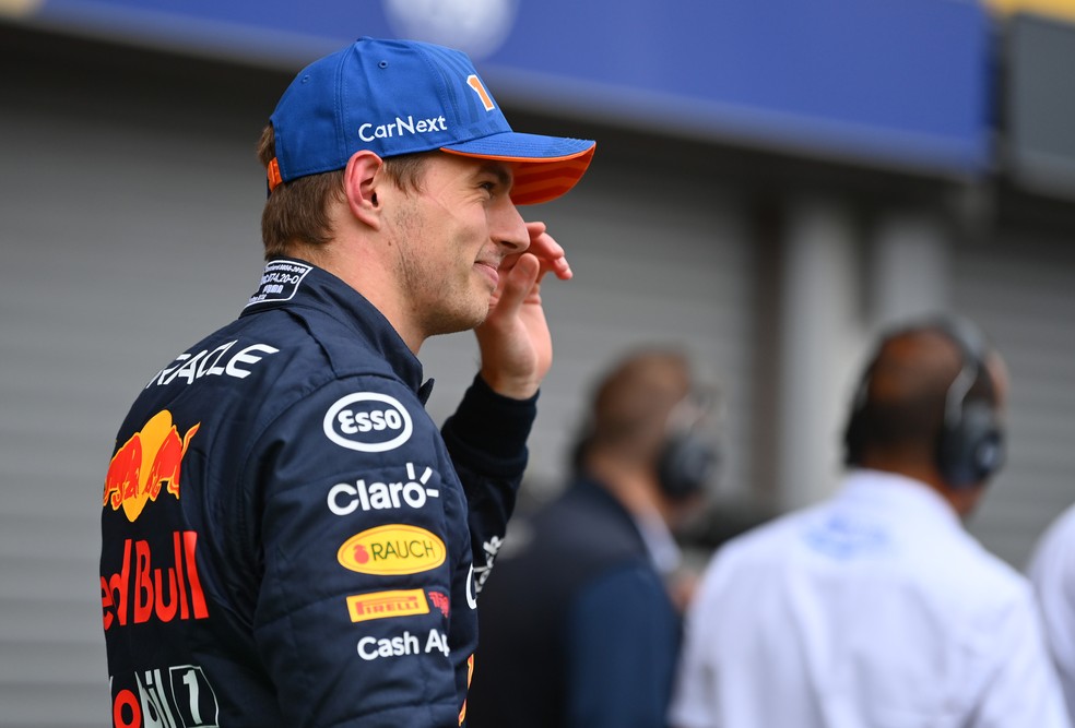 Sorriso contido: Verstappen fez o melhor tempo, mas vai largar em P15 no GP da Bélgica — Foto: Dan Mullan/Getty Images
