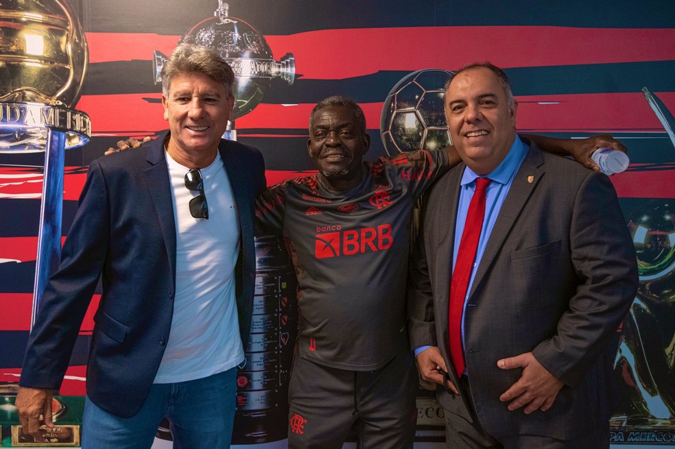 Renato com o massagista do Flamengo, Denir, e Marcos Braz � Foto: Alexandre Vidal/Flamengo