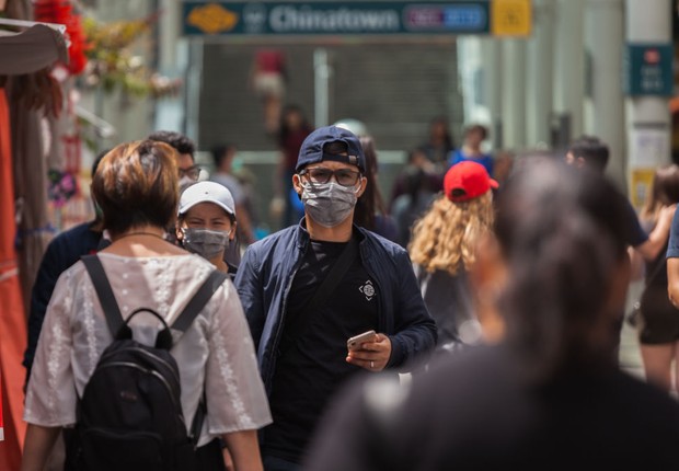 Pessoas usam máscaras para evitar contágio por coronavírus em Cingapura (Foto: Maverick Asio / Echoes Wire/Barcroft Media via Getty Images)