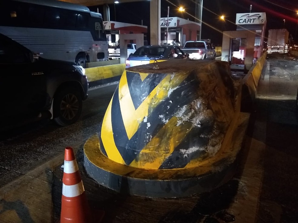 Segundo a polícia, caminhão chocou-se contra um muro da praça de pedágio por volta das 22h da sexta-feira (29) — Foto: Polícia Rodoviária/Divulgação