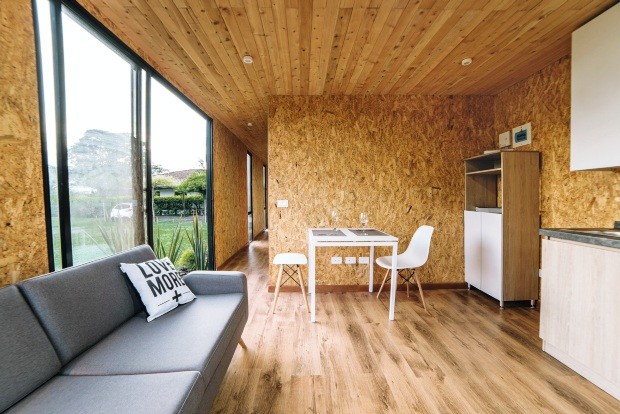O escritório Colectivo Creativo, da Colômbia, criou a VIMOB, uma casa de 37 m²  toda feita de madeira e que pode ser transportada facilmente (Foto: Felipe Orvi / Divulgação)