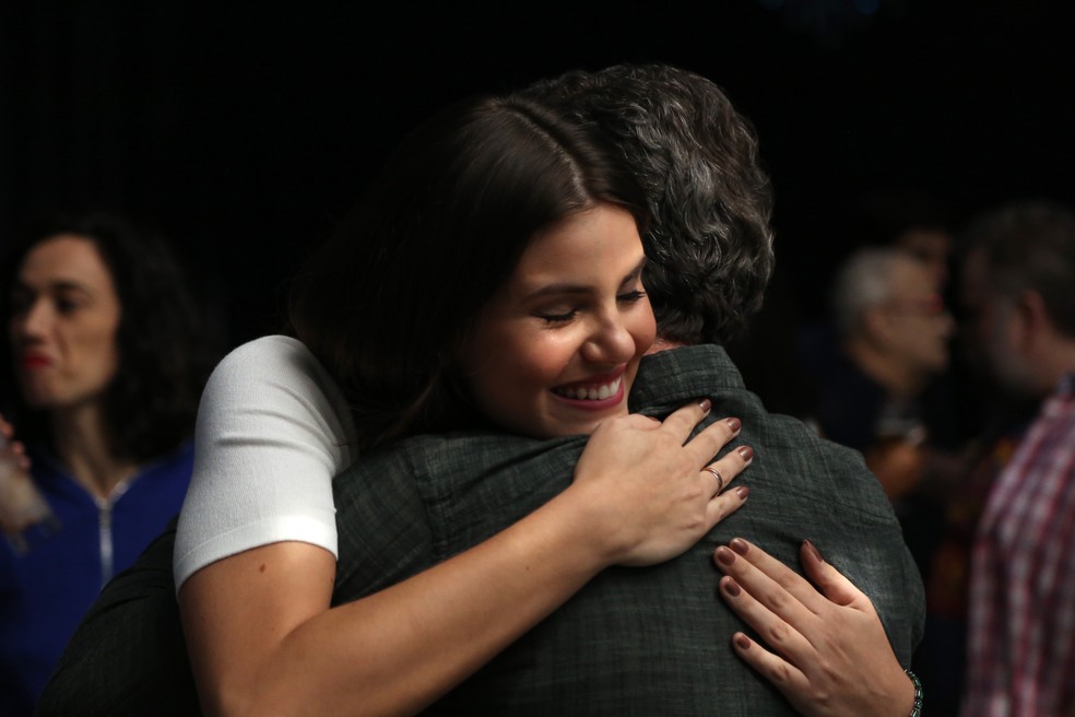 Camila Queiroz abraça o diretor artístico Luiz Henrique Rios (Foto: Bella Pinheiro/Gshow)
