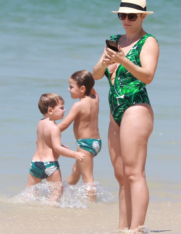Regiane Alves curte praia com os filhos (Foto: Dilson Silva/AgNews)