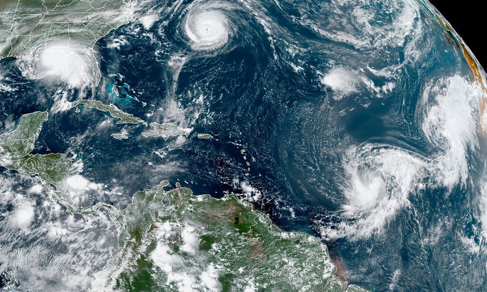 Imagem de satélite mostra cinco tempestades tropicais na região do Atlântico Norte nesta segunda-feira (14) — Foto: NOAA via AP