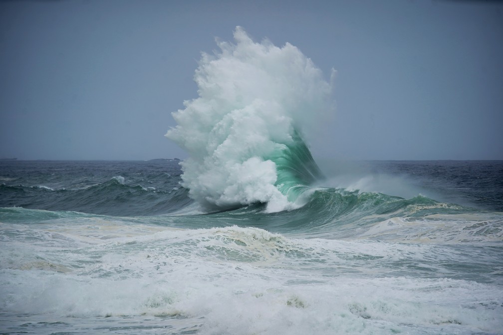 3 dedezembro - Onda no canto esquerdo da Praia de São Conrado, Zona Sul do Rio. A forte ressaca provocou alerta e criou ondas de 2.5 metros — Foto: Marcos Serra Lima/G1