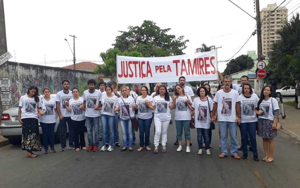 Familares de Tamires fazem ato pedindo 'justiça', em Goiânia (Foto: Paula Resende/G1)