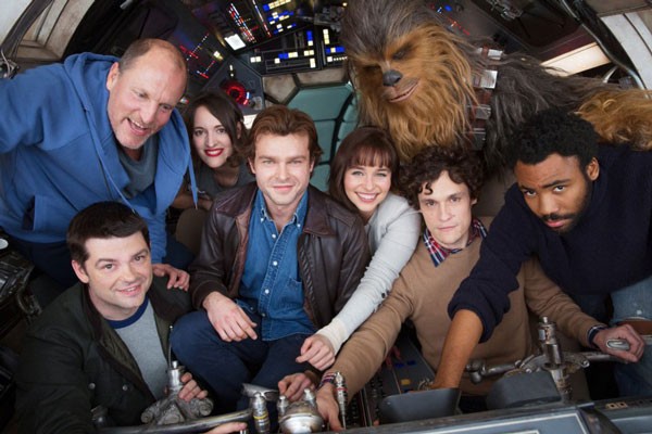 Elenco de 'Han Solo' se reúne para foto dentro do cockpit da Millennium Falcon (Foto: Reprodução/Twitter)