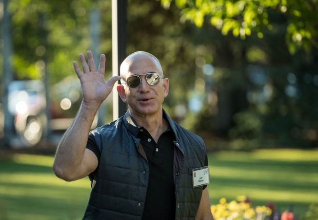 O fundador da Amazon Jeff Bezos comparece à conferência que reúne os representantes das grandes empresas de tecnologia em Sun Valley (Foto: Drew Angerer/Getty Images)