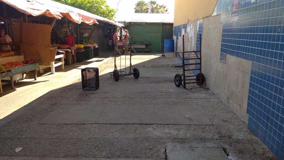 Após se chatear com brincadeira, comerciante esfaqueia dois homens na Cobal — Foto: Hugo Andrade/Inter TV Costa Branca