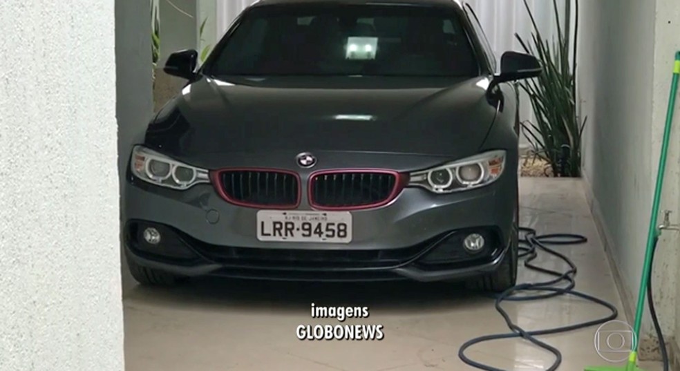 Carro de R$ 200 mil na garagem de André Vinicius, preso nesta quinta (Foto: Reprodução/GloboNews)