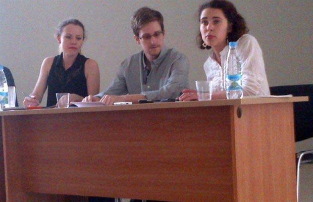 Edward Snowden e sua assessora legal Sarah Harrison durante conversa com defensores dos direitos humanos no aeroporto de Moscou (Foto: Agência EFE)