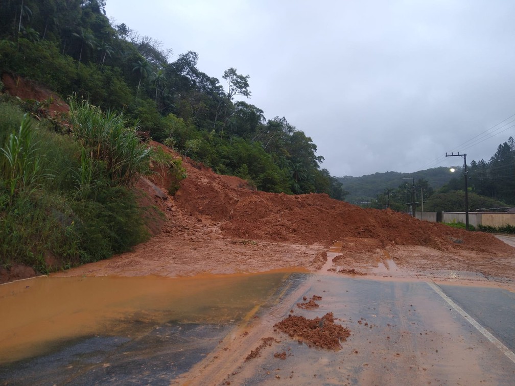 Deslizamiento de tierra en Guaramirim — Foto: Policía Militar/Divulgación