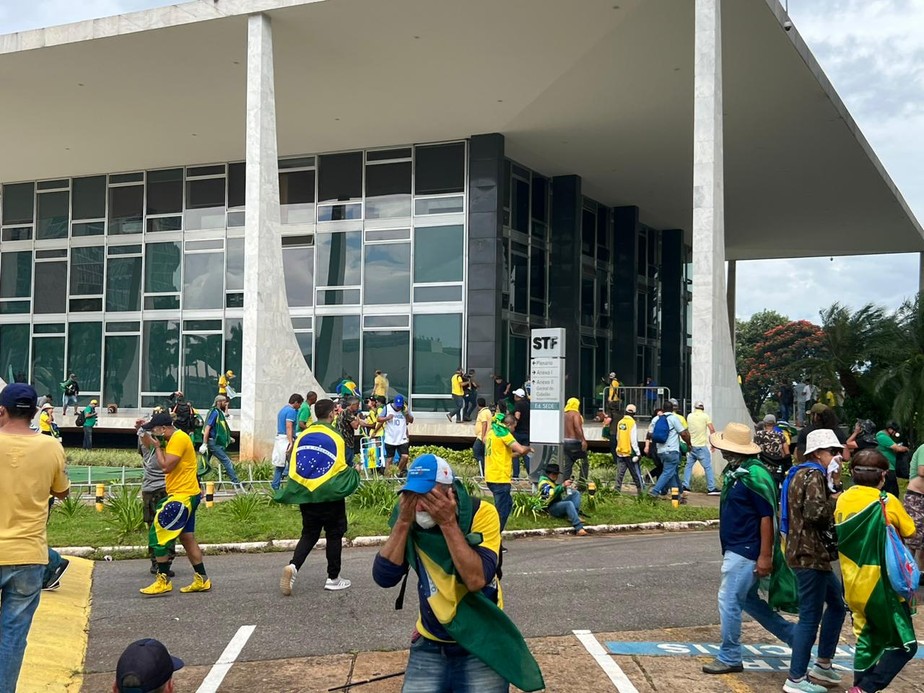 Bolsonaristas radicais invadiram e depredaram sedes do Congresso, Planalto e  STF