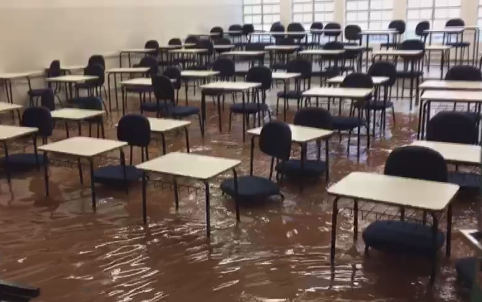 Salas de aula do Uni-FACEF foram tomadas pela água durante temporal em Franca, SP — Foto: Reprodução/Redes Sociais