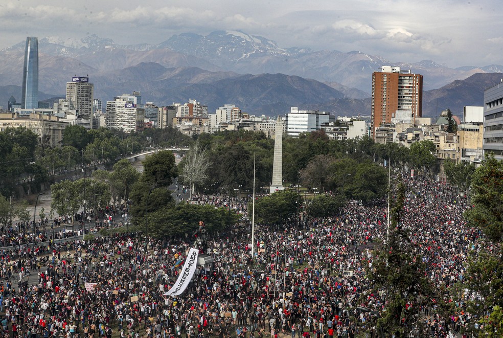Praça Itália em Santiago, no Chile, tomada por manifestantes na tarde de terça-feira (22) — Foto: Esteban Felix/AP Photo
