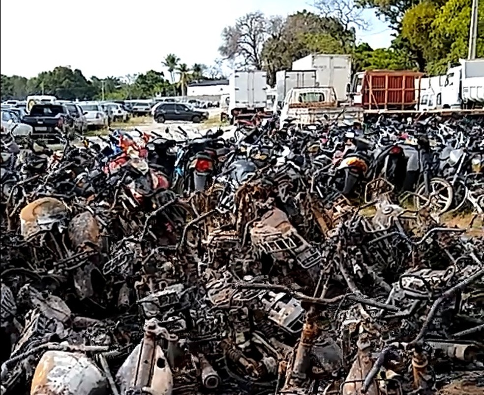 VeÃ­culos destruÃ­dos sÃ£o motocicletas de baixa cilindrada (Foto: ReproduÃ§Ã£o)