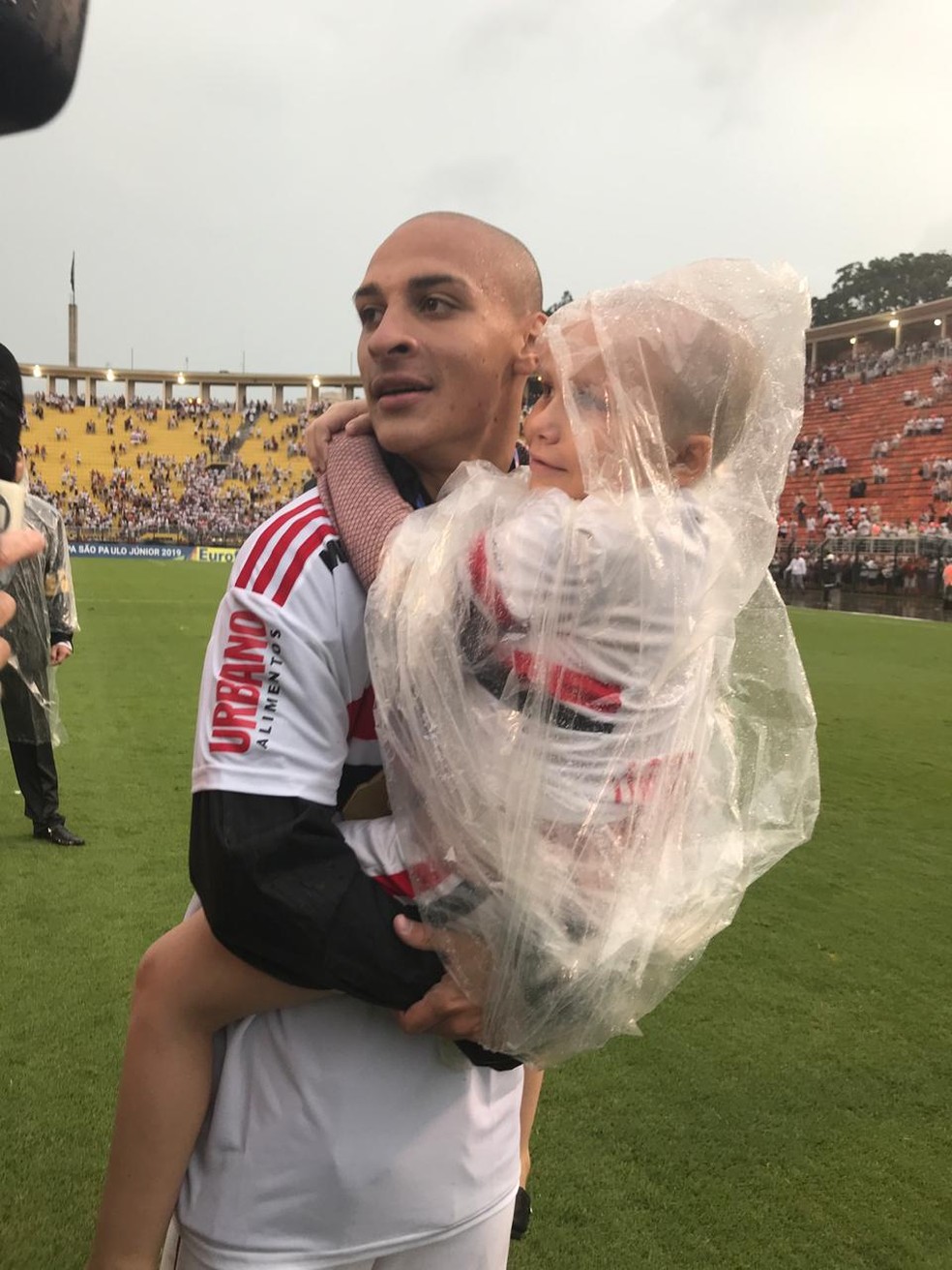 Antony e Larissa na comemoração do título — Foto: São Paulo FC / divulgação
