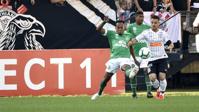 Bruno Pacheco e Clayson disputam lance