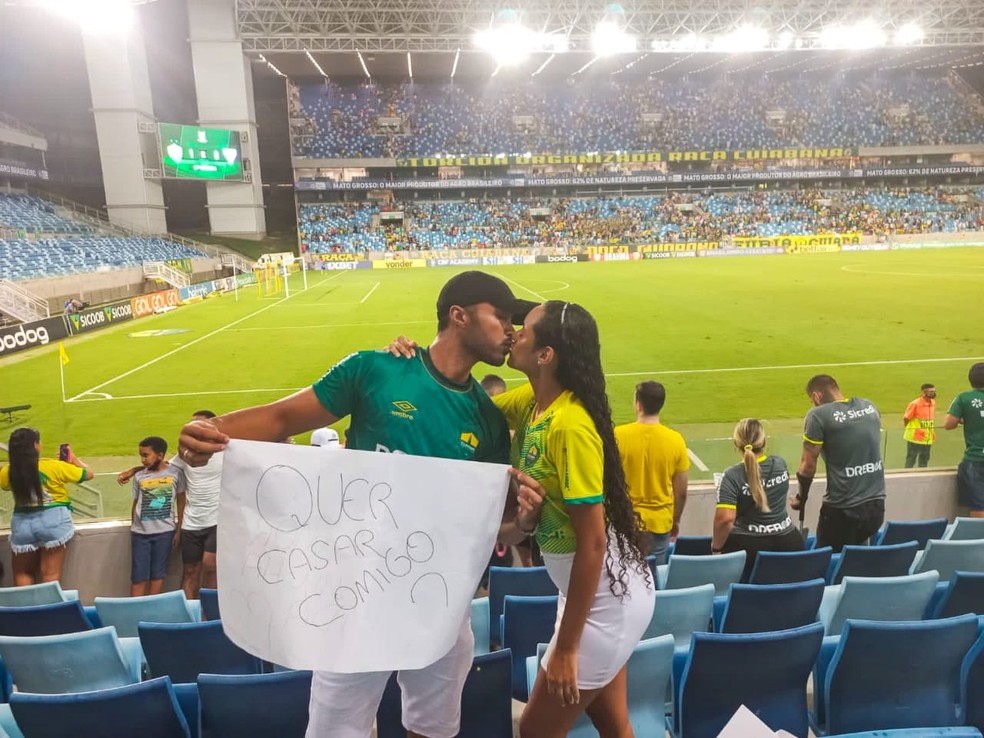 Casal fica noivo durante jogo do Cuiab x Fortaleza em MT  Foto: Divulgao